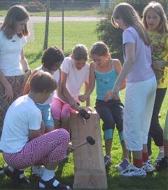 "United Girls of Illerzell" beim Erbsenschlagen