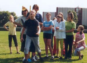 "Girls United" beim Kaffeefilterpusten