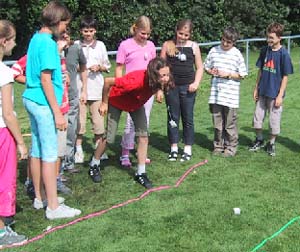 "Dreamteam" beim Teebeutelweitwurf